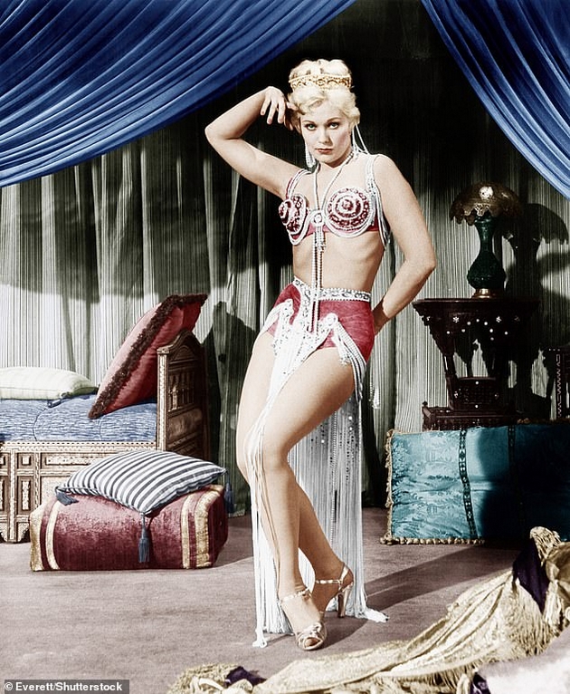 majka-probala-da-ja-abortira-i-da-ja-zadushi-plastichen-hirurg-go-izoblichi-liceto-teshkiot-zhivot-na-kim-novak-04.JPG