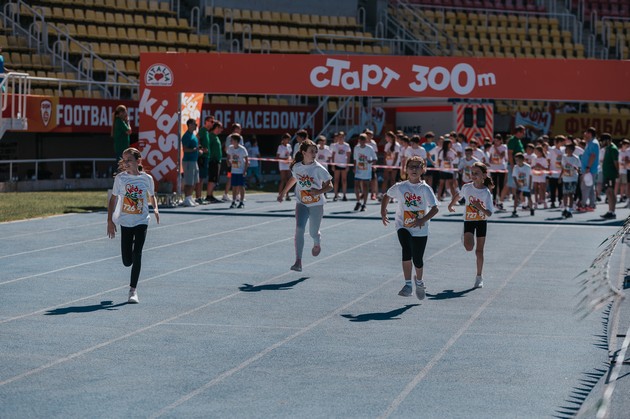 mali-trkachi-golemi-pobedi-vitalia-ja-ispisha-najveselata-sportska-prikazna-na-godinata-01.jpg