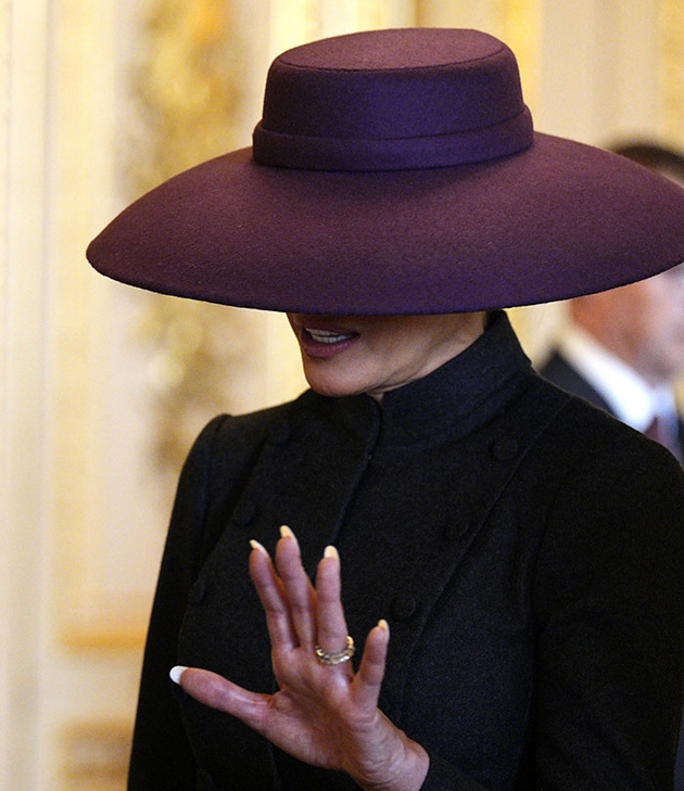 melanija-povtorno-stana-meme-poradi-ogromniot-sheshir-shto-go-noseshe-na-sredba-so-kralskoto-semejstvo-03.JPG