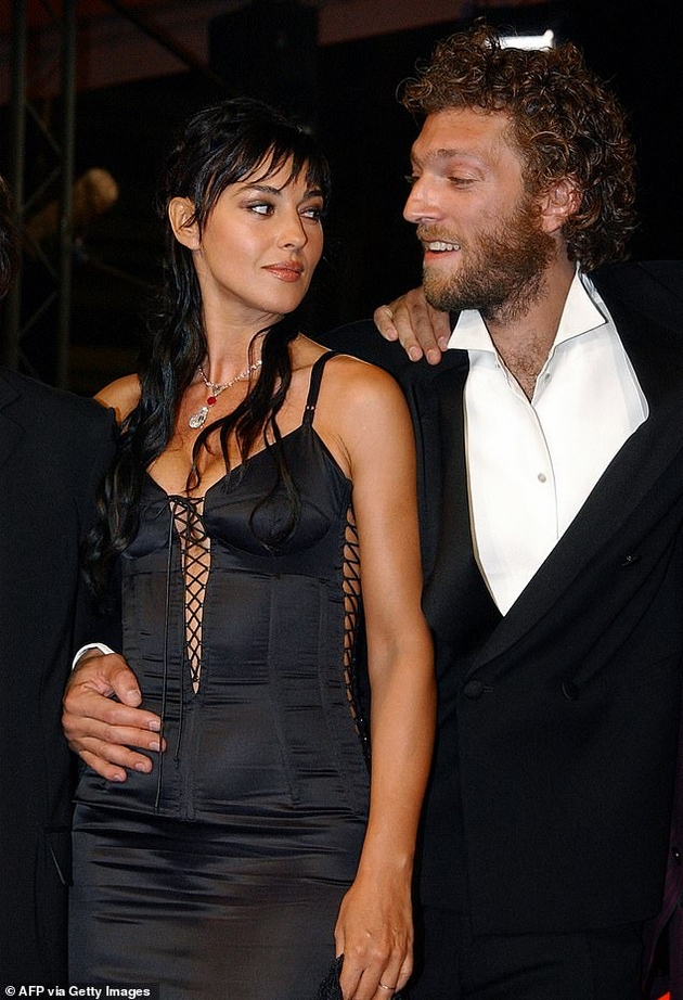 monika-beluchi-povtorno-e-singl-na-60-godini-raskina-so-rezhiserot-tim-barton-03.JPG