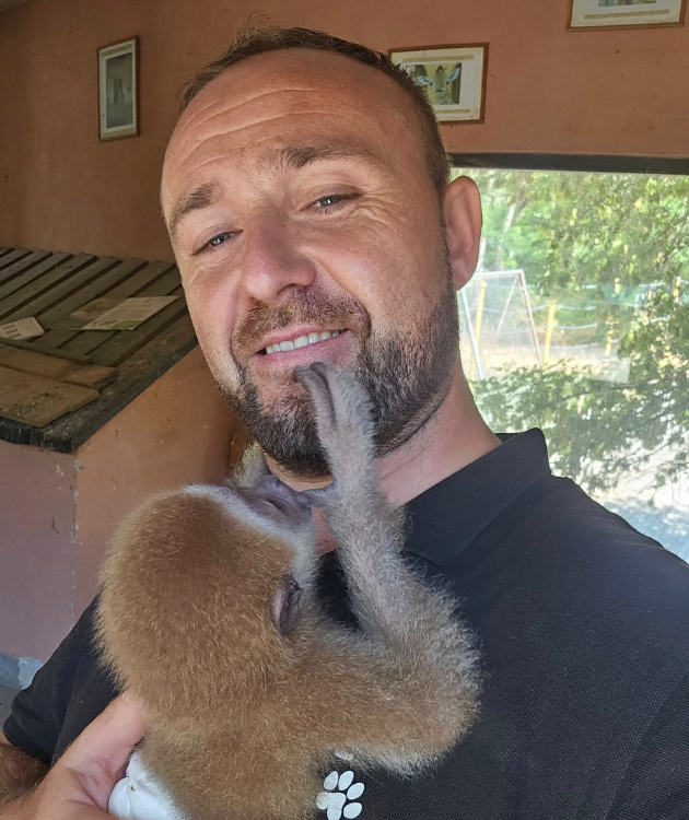 nekultura-vo-skopje-zoo-deca-se-kachuvaat-na-ograda-mazh-se-rasprava-so-neguvatelot-koj-probuva-da-gi-sprechi-03.jpg