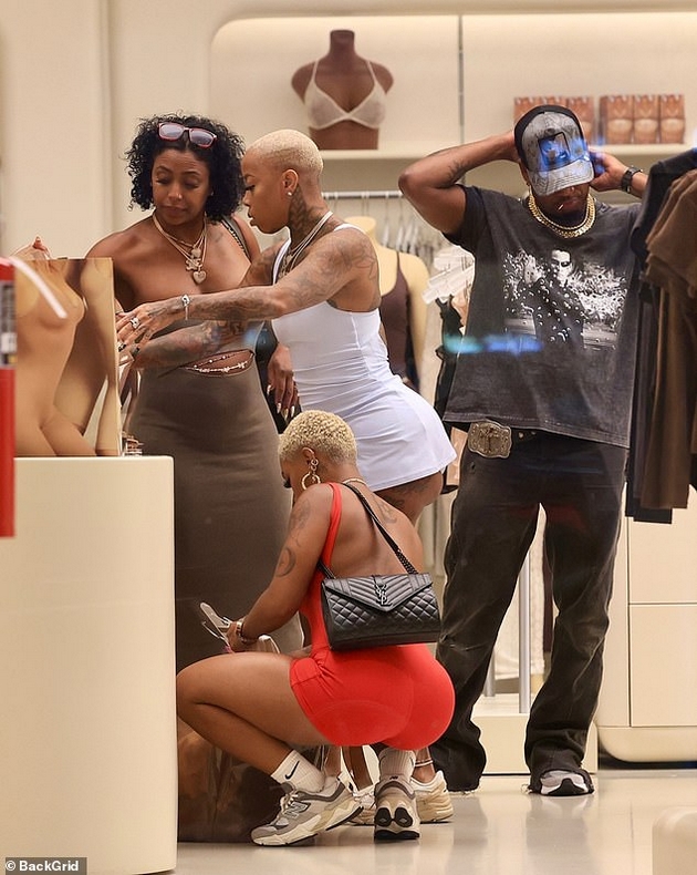pejachot-ne-yo-so-4-te-devojki-na-shoping-otkako-otkri-detali-od-bizarnata-vrska-imame-raspored-a-se-druzhime-i-zaedno-0.JPG