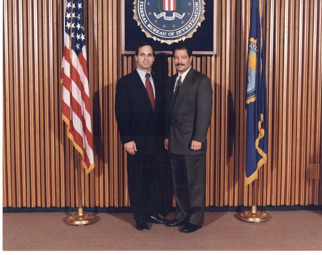 se-infiltrirav-vo-kartelot-na-eskobar-za-fbi-gledav-kako-svirepo-ubivaat-lugje-raznesuvav-milioni-vo-kesh-03.jpg