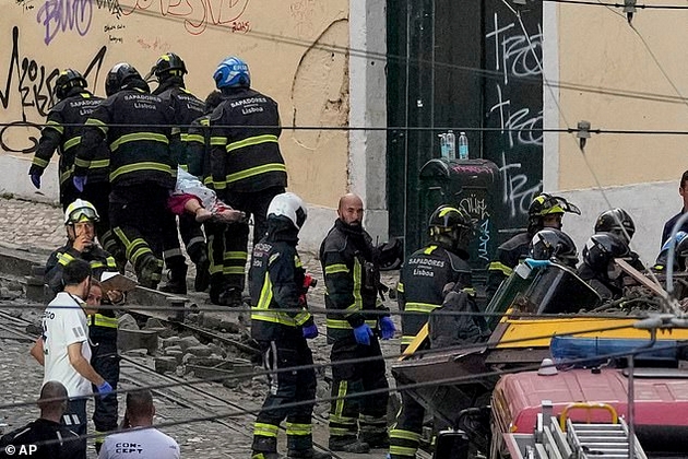 tragedija-vo-lisabon-poznatiot-zholt-tramvaj-star-140-godini-izleta-od-shinite-ima-najmalku-15-zhrtvi-foto-video03.JPG