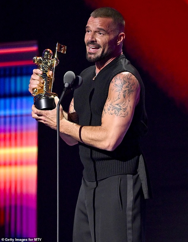 viralni-i-neprijatni-momenti-shto-gi-obelezhaa-mtv-vma-2025-najsmeshnite-tvitovi-za-nastanot-0.JPG