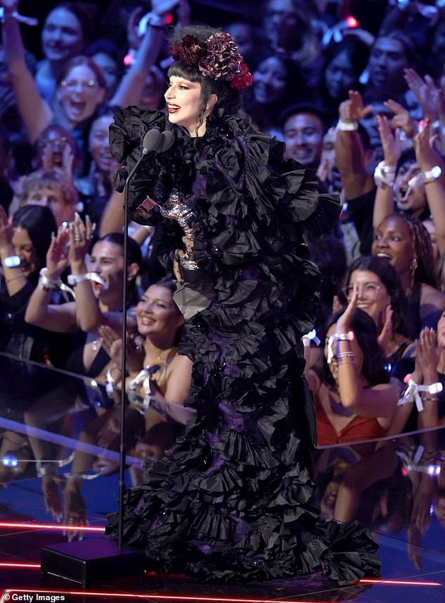 viralni-i-neprijatni-momenti-shto-gi-obelezhaa-mtv-vma-2025-najsmeshnite-tvitovi-za-nastanot-05.JPG