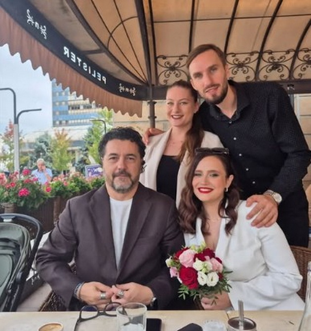 akterot-visar-vishka-se-vencha-so-sakanata-3-godini-otkako-go-dobija-prvoto-dete-nevestata-so-kostum-i-bidermaer-napraven-za-eden-chas-10.jpg