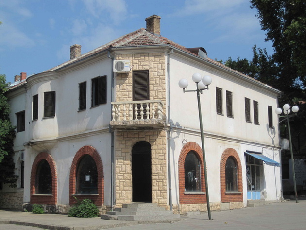 aleksandar-dinev-za-rodnoto-balinci-valandovsko-mirisot-na-ajvar-vo-dvorot-na-baba-mi-e-poseben-02.jpg