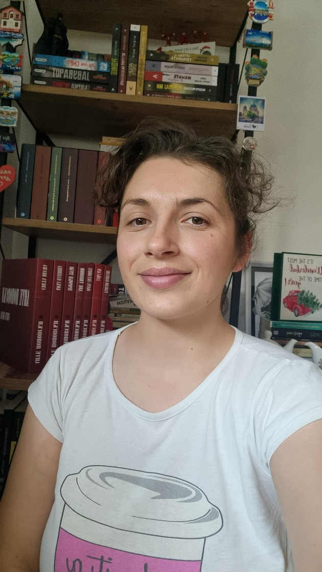 anita-od-berovo-e-kriminalist-so-strast-za-chitanje-ima-300-knigi-koi-pet-i-se-omileni-02.jpg