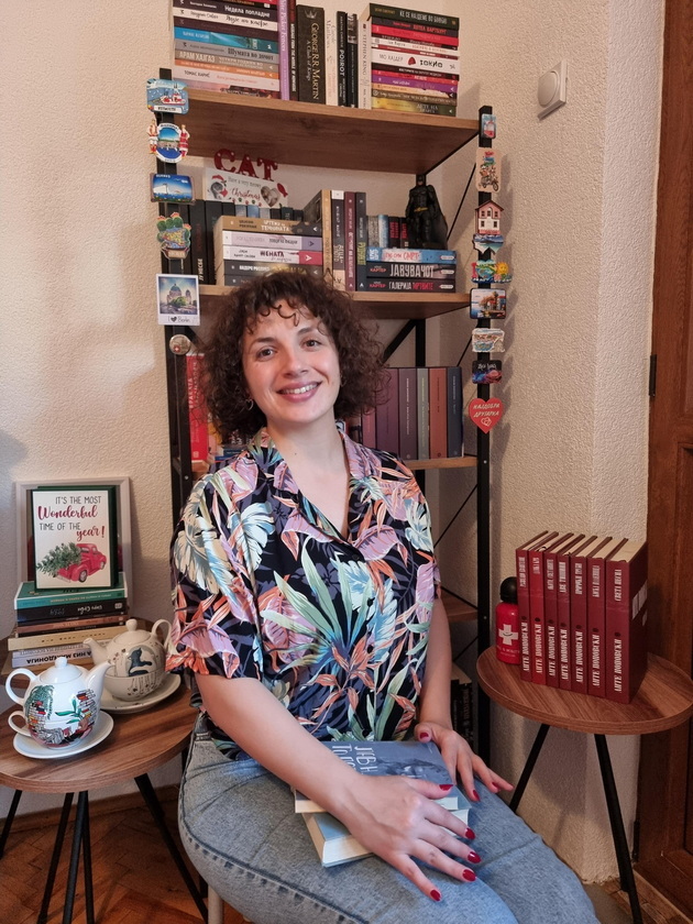 anita-od-berovo-e-kriminalist-so-strast-za-chitanje-ima-300-knigi-koi-pet-i-se-omileni-05.jpg