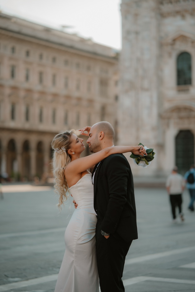 bajkovitata-svadbena-fotosesija-na-aleksandar-od-libero-bend-i-marija-vo-italija-lokalcite-go-zastanuvaa-soobrakjajot-za-nas-05.jpg