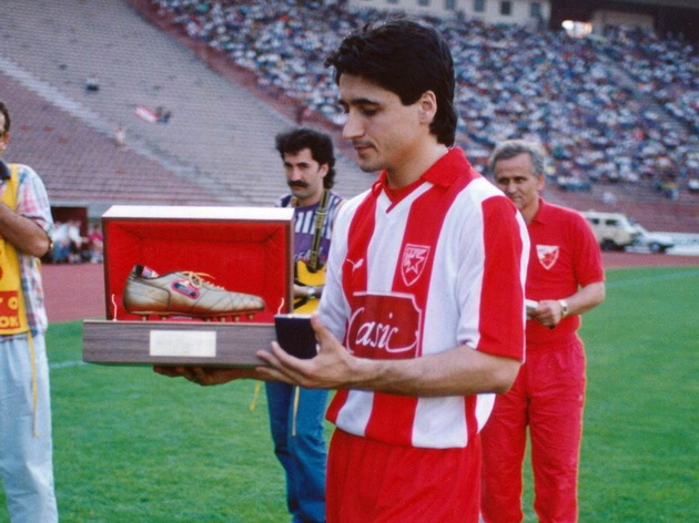 darko-panchev-napolni-60-godini-zlatna-topka-i-dve-torti-za-rodendenot-na-fudbalskata-legenda-07.jpg