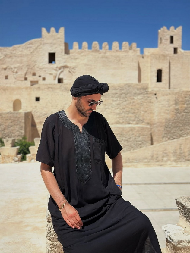 dizajnerot-zlatko-jovanovski-na-odmor-vo-tunis-nosi-mashki-fustan-djelaba-poseta-na-lokaliteti-05.jpg
