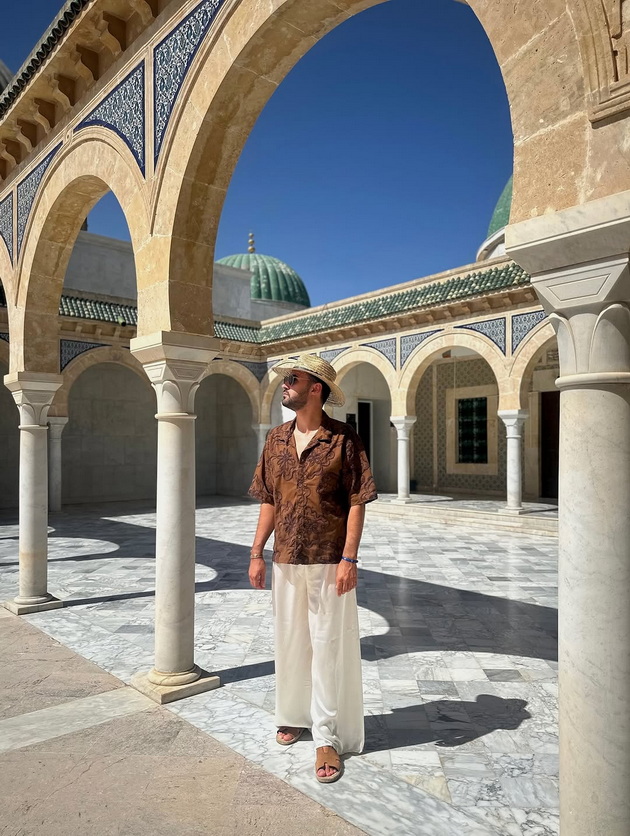 dizajnerot-zlatko-jovanovski-na-odmor-vo-tunis-nosi-mashki-fustan-djelaba-poseta-na-lokaliteti-14.jpg
