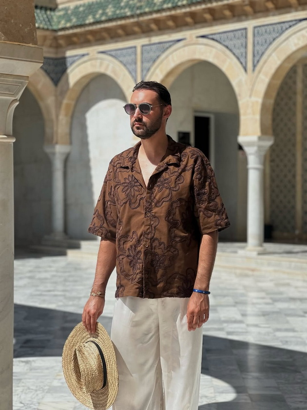 dizajnerot-zlatko-jovanovski-na-odmor-vo-tunis-nosi-mashki-fustan-djelaba-poseta-na-lokaliteti-15.jpg