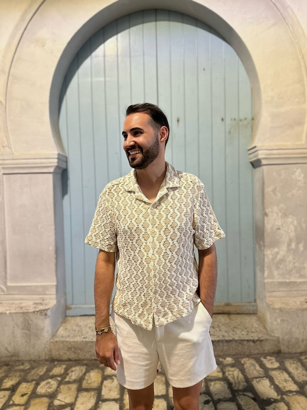 dizajnerot-zlatko-jovanovski-na-odmor-vo-tunis-nosi-mashki-fustan-djelaba-poseta-na-lokaliteti-19.jpg