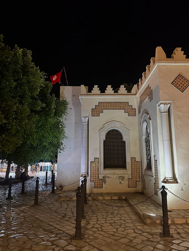 dizajnerot-zlatko-jovanovski-na-odmor-vo-tunis-nosi-mashki-fustan-djelaba-poseta-na-lokaliteti-22.jpg