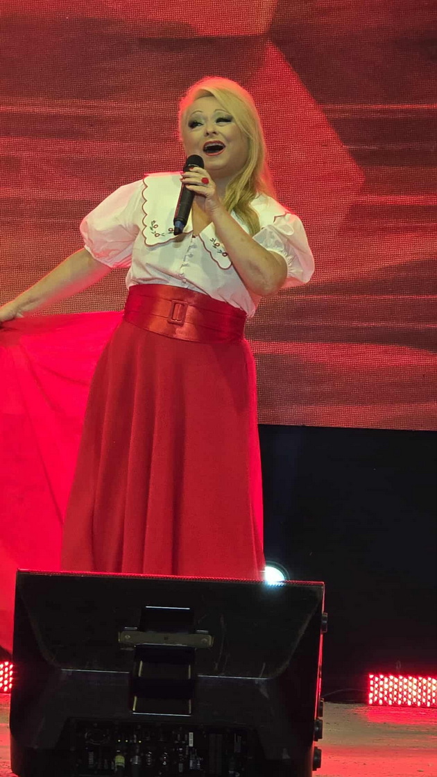 irena-spirovska-vo-elegantna-toaleta-blagica-pavlovska-blesna-vo-svetkav-fustan-shto-nosea-uchesnicite-na-ohrid-fest-2025-06.jpg