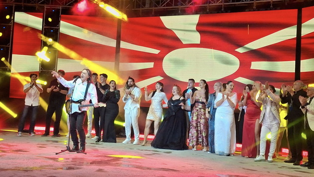 irena-spirovska-vo-elegantna-toaleta-blagica-pavlovska-blesna-vo-svetkav-fustan-shto-nosea-uchesnicite-na-ohrid-fest-2025-09.jpg