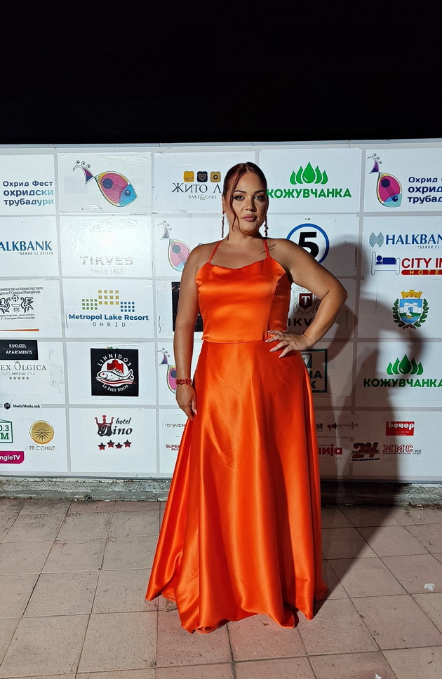 irena-spirovska-vo-elegantna-toaleta-blagica-pavlovska-blesna-vo-svetkav-fustan-shto-nosea-uchesnicite-na-ohrid-fest-2025-13.jpg