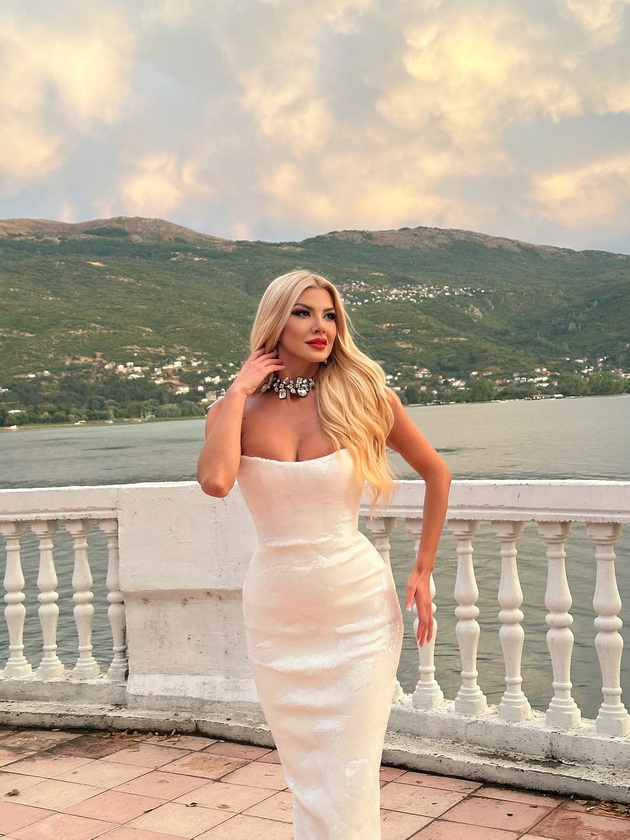 irena-spirovska-vo-elegantna-toaleta-blagica-pavlovska-blesna-vo-svetkav-fustan-shto-nosea-uchesnicite-na-ohrid-fest-2025-20.jpg