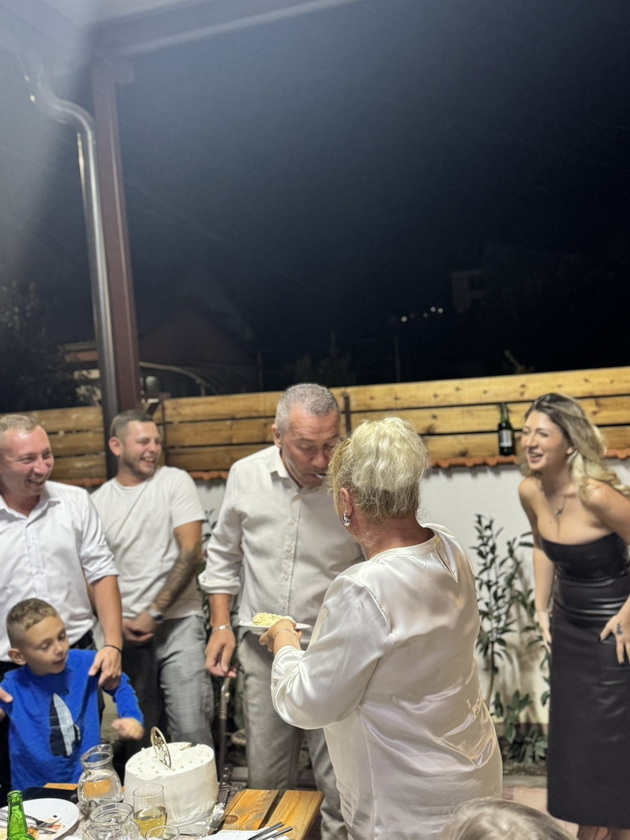 makedonka-organizirashe-tajna-venchavka-vo-crkva-za-roditelite-po-30-godini-brak-dvajcata-zaplakaa-od-srekja-04.jpg