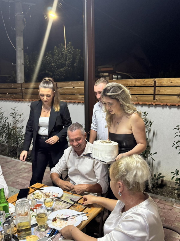 makedonka-organizirashe-tajna-venchavka-vo-crkva-za-roditelite-po-30-godini-brak-dvajcata-zaplakaa-od-srekja-06.jpg