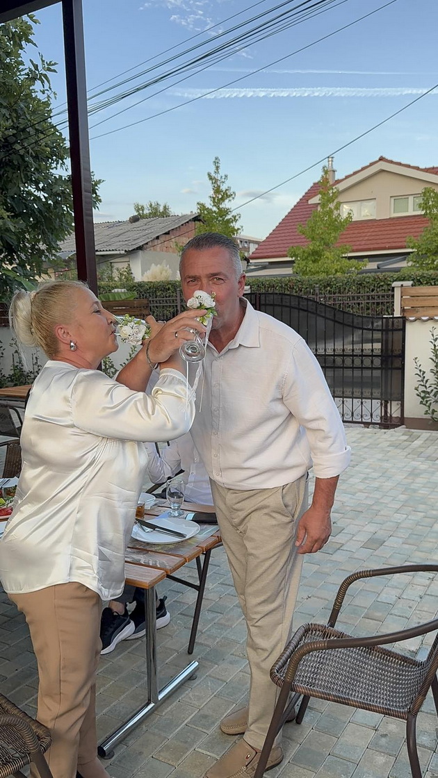 makedonka-organizirashe-tajna-venchavka-vo-crkva-za-roditelite-po-30-godini-brak-dvajcata-zaplakaa-od-srekja-08.jpg