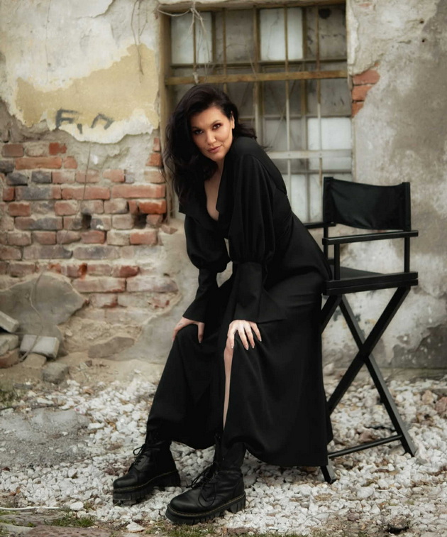 mazh-ukral-fustan-od-ivana-knez-na-revija-vo-milano-go-oblekol-i-pobegnal-zaedno-so-chantata-so-aksesoari-15.jpg