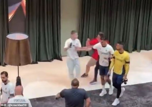 ronaldo-grubo-turna-fan-koj-go-probi-obezbeduvanjeto-za-selfi-fudbalerot-meta-na-kritiki-video-06.jpg