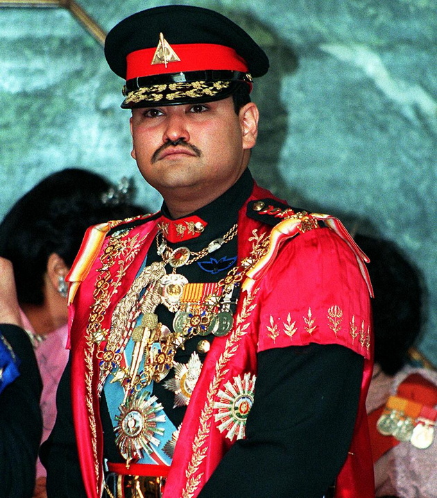 vleze-vo-kralskata-palata-i-go-ubi-celoto-semejstvo-najgolemiot-masakr-vo-istorijata-na-nepal-go-izvrshi-princ-03_copy.jpg
