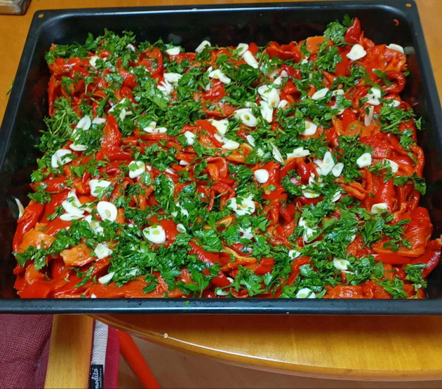 vo-kujna-so-monika-od-prilep-kinati-piperki-so-luk-zimnica-shto-ja-obozhava-celoto-semejstvo-04.jpg