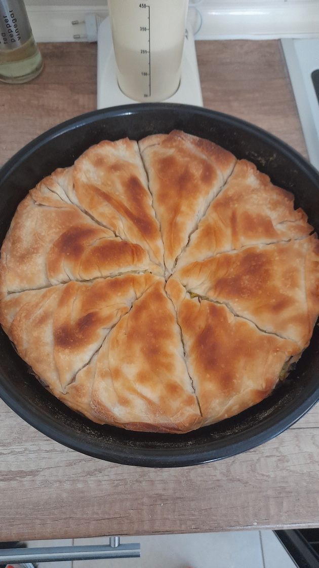 vo-kujnata-na-vesna-od-kichevo-domashna-pita-so-praz-i-sukani-kori-02_copy.jpg