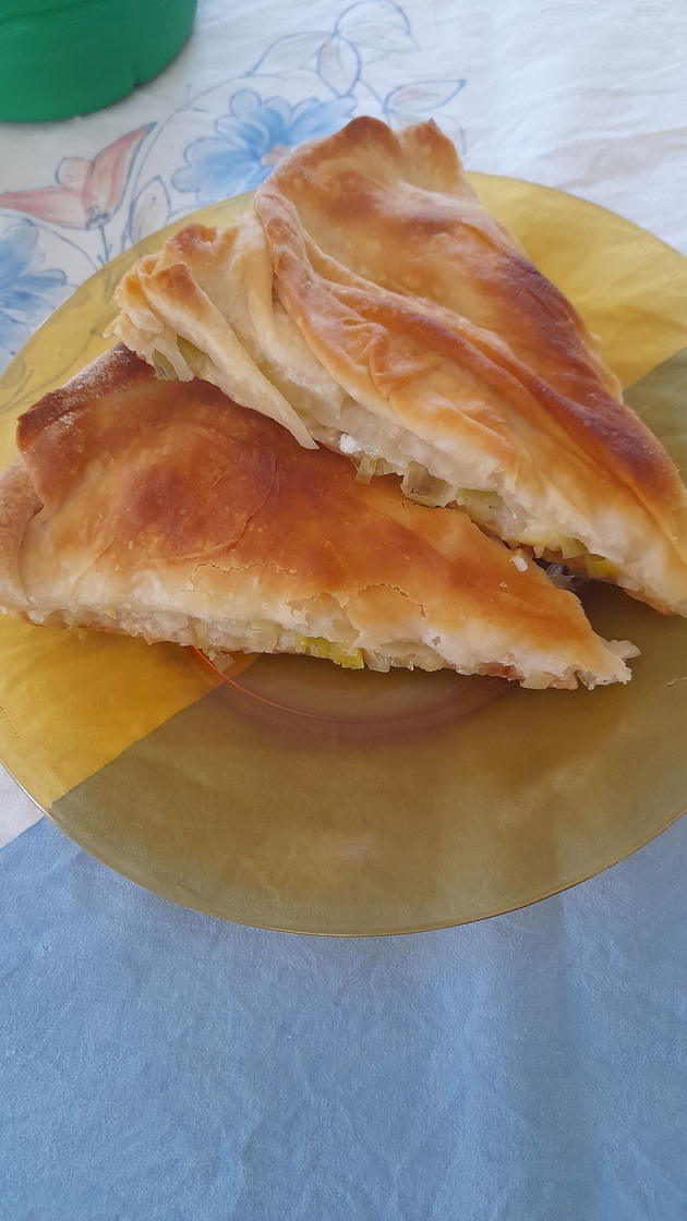 vo-kujnata-na-vesna-od-kichevo-domashna-pita-so-praz-i-sukani-kori-04.jpg