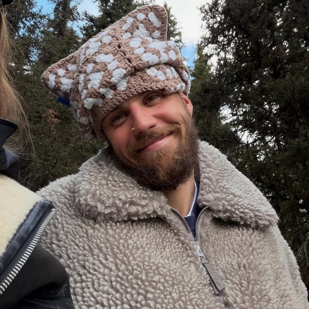 hejli-i-djastin-biber-si-go-spasuvaat-brakot-na-romantichno-brakot-se-baknuvaat-uzhivaat-vo-priroda-foto-08.jpg