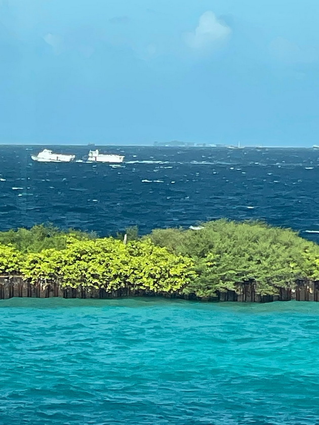 milosh-bikovikj-na-maldivi-so-soprugata-i-sinot-stanuvame-vo-5-frlame-kamchinja-vo-bazen-taka-nekako-izgleda-odmorot-07.jpg