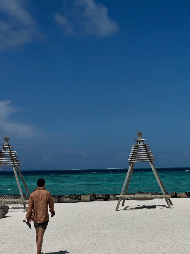 milosh-bikovikj-na-maldivi-so-soprugata-i-sinot-stanuvame-vo-5-frlame-kamchinja-vo-bazen-taka-nekako-izgleda-odmorot14.jpg