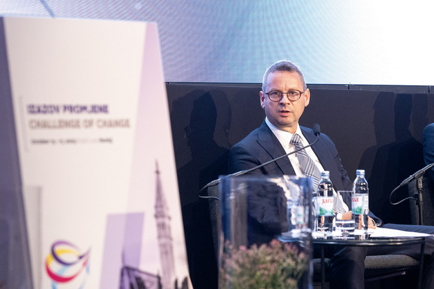 mukaetov-na-konferencijata-predizvikot-na-promenite-vo-rovinj-kontinuiraniot-rast-e-vozmozhen-samo-koga-celime-nadvor-od-granicite-06.JPG