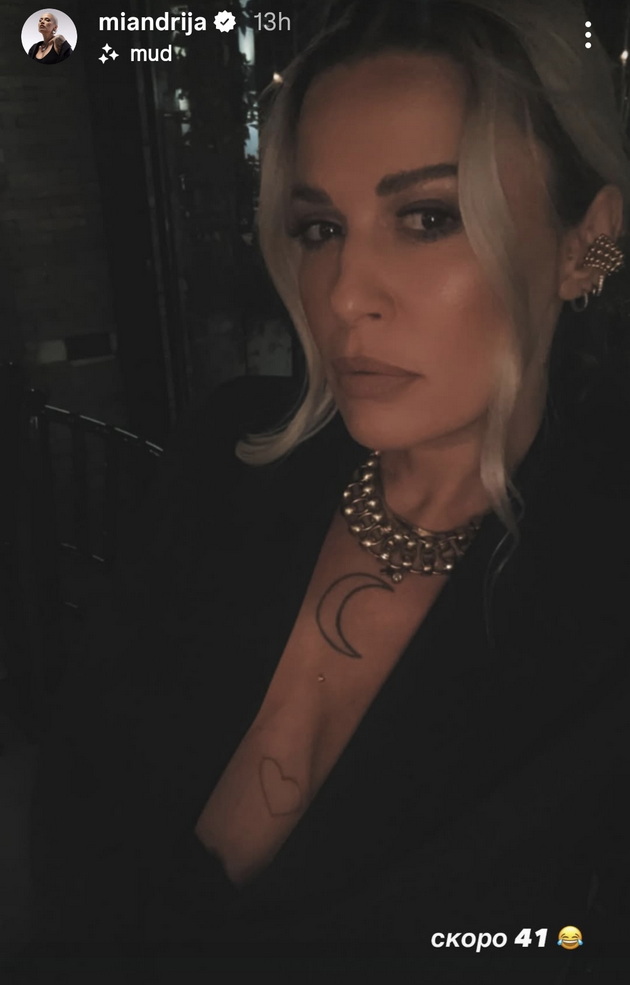 tijana-skulikj-proslavi-30-rodenden-vo-skopski-lokal-mia-zapea-na-mikrofon-dekoracija-so-limoni-i-skulpturi-od-mraz-foto.jpg