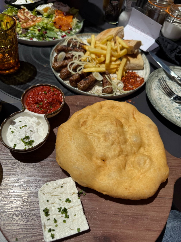 uspeshni-makedonci-niz-svetot-alen-ima-4-restorani-za-hrana-vo-malta-so-semejstvoto-pravat-domashni-kolachi-i-burgeri-09.jpeg