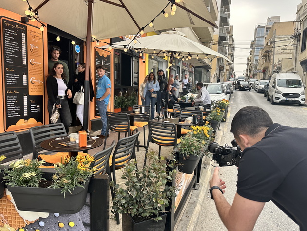 uspeshni-makedonci-niz-svetot-alen-ima-4-restorani-za-hrana-vo-malta-so-semejstvoto-pravat-domashni-kolachi-i-burgeri-22.jpeg