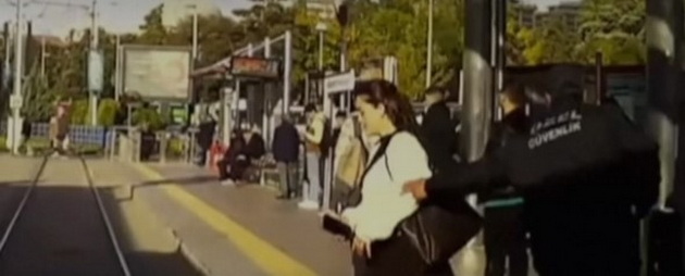 viralno-video-zhena-vo-turcija-za-vlakno-kje-beshe-udrena-od-tramvaj-mazh-od-obezbeduvanje-ja-spasuva-02.jpg