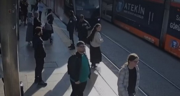 viralno-video-zhena-vo-turcija-za-vlakno-kje-beshe-udrena-od-tramvaj-mazh-od-obezbeduvanje-ja-spasuva-02_2.jpg