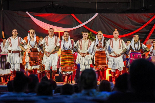 aleksandar-i-nadica-se-igroorci-od-valandovo-ja-neguvame-tradicijata-po-amanet-od-baba-i-majka-i-gordi-sme-09.jpeg
