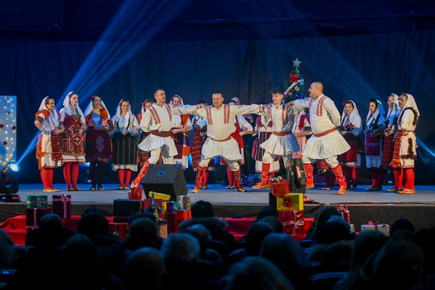 aleksandar-i-nadica-se-igroorci-od-valandovo-ja-neguvame-tradicijata-po-amanet-od-baba-i-majka-i-gordi-sme-10_copy.jpeg
