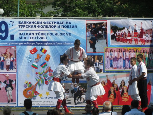 aleksandar-i-nadica-se-igroorci-od-valandovo-ja-neguvame-tradicijata-po-amanet-od-baba-i-majka-i-gordi-sme-14.jpeg