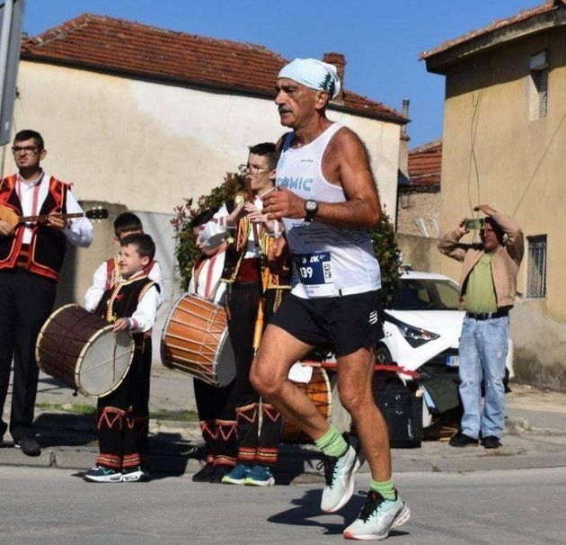bale-brzi-72-e-herojot-od-skopski-maraton-istrcha-42km-vo-narodna-nosija-trcham-ushte-od-18-godini-02_copy.jpg