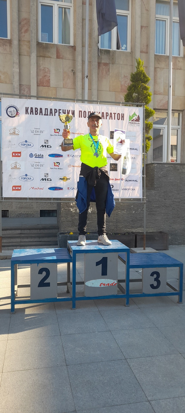 bale-brzi-72-e-herojot-od-skopski-maraton-istrcha-42km-vo-narodna-nosija-trcham-ushte-od-18-godini-04.jpg