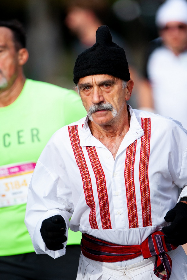 bale-brzi-72-e-herojot-od-skopski-maraton-istrcha-42km-vo-narodna-nosija-trcham-ushte-od-18-godini-13.jpg