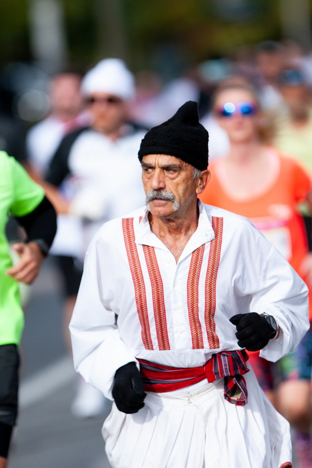 bale-brzi-72-e-herojot-od-skopski-maraton-istrcha-42km-vo-narodna-nosija-trcham-ushte-od-18-godini-14.jpg